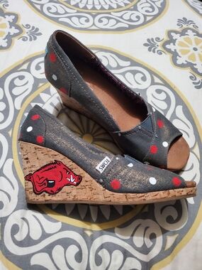 Arkansas Razorbacks TOMS Gray Wedge Peep Toe with Red and White Polka Dots
